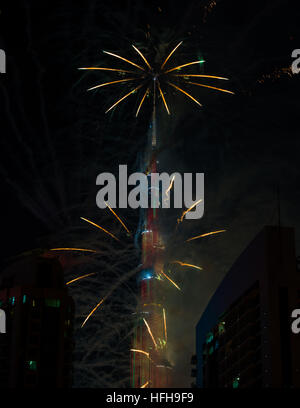 Dubaï, Émirats arabes unis. 1er janvier 2017. Le plus haut bâtiment du monde, la Burj Khalifa est éclairée par des LED et d'artifice pour la fête du Nouvel An 2017 à Dubaï (Émirats arabes unis Crédit : Feroz Khan/Alamy Live News Banque D'Images