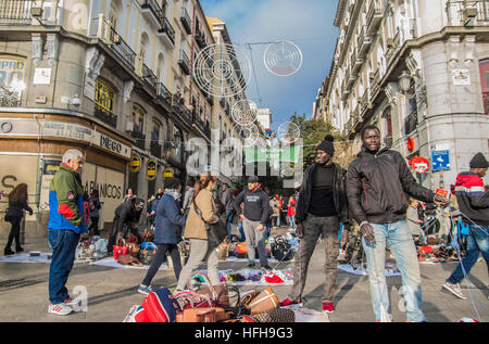 Madrid, Espagne. 1er janvier 2017. Premier jour de 2017 dans les rues de Madrid, Espagne. dans l'image de personnes dans la rue montera et carré sol vente de chaussures, sacs, et des parfums. Credit : Alberto Ramírez Sibaja/Alamy Live News Banque D'Images