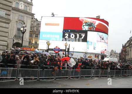 ​London, UK. 1er janvier 2017. Les Londoniens voir au Piccadilly pendant la défilé du Nouvel An en London​ ​On 1 Janvier 2017​ ​About. 8 000 artistes représentant le ​About 8 000 artistes du monde entier ont pris part à la Parade du Nouvel An 2017, qui avait pour thème "Lights, Camera, Action" . La parade est de commencer à 12h00, et suivre la route habituelle à partir de la station de métro Green Park et la fin à la place du Parlement en pm IS3.30, via Piccadilly Circus, Regent Street, Pall Mall, Trafalgar Square et de Whitehall. © David Mbiyu/Alamy Live News Banque D'Images