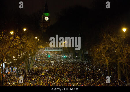 Londres, Royaume-Uni. 1er janvier 2017. Les foules se rassemblent devant la nouvelle année d'artifice sur la Tamise à Londres. Credit : Oliver Dixon/Alamy Live News Banque D'Images