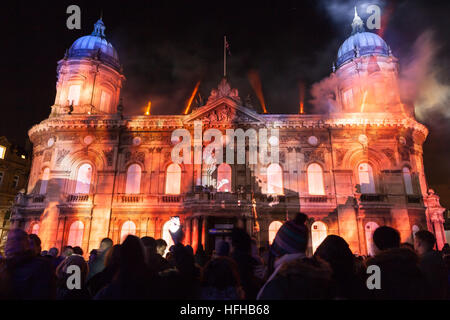 Hull, East Yorkshire, UK. 1er janvier 2017. Hull 2017 UK Ville de culture démarre avec les "made in Hull', qui inclut les bâtiments dans les projections sur la place de la Reine Victoria . © LEE BEEL/Alamy Live News Banque D'Images