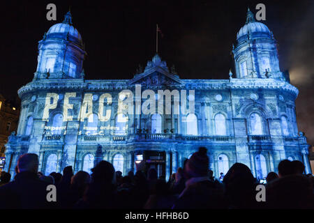 Hull, East Yorkshire, UK. 1er janvier 2017. Hull 2017 UK Ville de culture démarre avec les "made in Hull', qui inclut les bâtiments dans les projections sur la place de la Reine Victoria . © LEE BEEL/Alamy Live News Banque D'Images