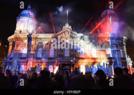 Hull, East Yorkshire, UK. 1er janvier 2017. Hull 2017 UK Ville de culture démarre avec les "made in Hull', qui inclut les bâtiments dans les projections sur la place de la Reine Victoria . © LEE BEEL/Alamy Live News Banque D'Images