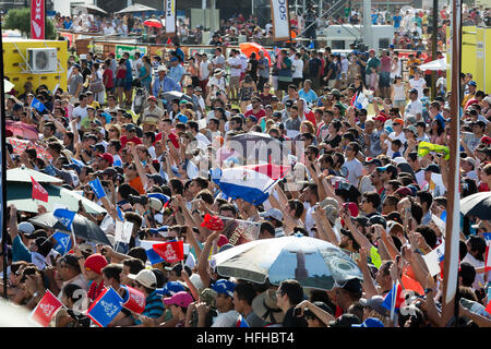 Asunción, Paraguay. 1er janvier 2017. Les spectateurs prennent des photos avec des téléphones portables lors de la cérémonie symbolique de départ du rallye Dakar 2017 à Asunción, au Paraguay. © André M. Chang/Alay Live News Banque D'Images