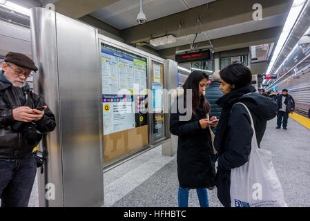 New York, États-Unis 1 janvier 2017 - Après près d'un siècle la Deuxième Avenue Subway enfin ouverte au public le jour du Nouvel An. Trois nouvelles stations, au 72e, 86e et 96e rues, ainsi qu'une extension au 63e ont été ajoutés à la BMT et coût 4,4 milliards de dollars. Le nouvel état de l'art d'une ligne de métro s'étend le long de la BMT lignes à Brighton Beach, Brooklyn. ©Stacy Walsh Rosenstock Banque D'Images