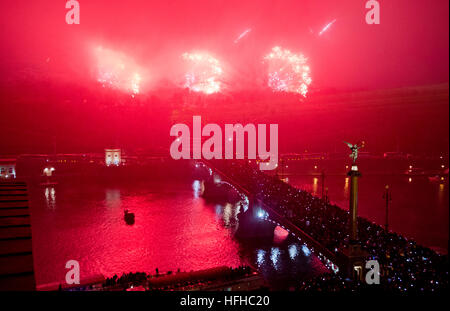 Prague, République tchèque. 06Th Jan, 2017. D'artifice du Nouvel An 2017, Prague, République tchèque, le 1er janvier 2017. © Roman Vondrous/CTK Photo/Alamy Live News Banque D'Images