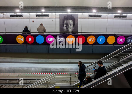 New York, USA. 1er janvier 2017. Après près d'un siècle la Deuxième Avenue Subway enfin ouverte au public le jour du Nouvel An. Trois nouvelles stations, au 72e, 86e et 96e rues, ainsi qu'une extension au 63e ont été ajoutés à la BMT et coût 4,4 milliards de dollars. Le nouvel état de l'art d'une ligne de métro s'étend le long de la BMT lignes à Brighton Beach, Brooklyn. Portrait de Lou Reed par Chuck Close © Stacy Walsh Rosenstock/Alamy Banque D'Images