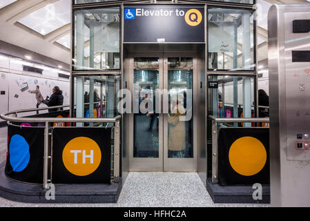 New York, USA. 1er janvier 2017. Après près d'un siècle la Deuxième Avenue Subway enfin ouverte au public le jour du Nouvel An. Trois nouvelles stations, au 72e, 86e et 96e rues, ainsi qu'une extension au 63e ont été ajoutés à la BMT et coût 4,4 milliards de dollars. Le nouvel état de l'art d'une ligne de métro s'étend le long de la BMT lignes à Brighton Beach, Brooklyn. © Stacy Walsh Rosenstock/Alamy Live News Banque D'Images