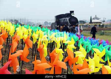 Hangzhou, Chine, Province de Zhejiang. 2 Jan, 2017. Les touristes voir virevents colorés à Dipu Village de Hangzhou, Chine de l'est du comté de la province du Zhejiang, le 2 janvier 2017. © Xu Junyong/Xinhua/Alamy Live News Banque D'Images