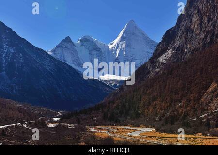 Beijing, Chine. 31 Dec, 2016. Photos prises le 31 décembre 2016 montre les paysages de la Réserve Naturelle de Daocheng Yading du comté de la préfecture autonome tibétaine de Garze, sud-ouest de la province chinoise du Sichuan. © Liu Kun/Xinhua/Alamy Live News Banque D'Images