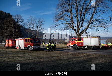 Kochel am See, Allemagne. 09Th Jan, 2017. Les véhicules d'urgence peut être vu sur la montagne de Jochberg Kochel am See, Allemagne, 02 janvier 2017. L'alpiniste a provoqué un incendie sur la montagne 141. Une centaine d'hectares de forêt et de champs étaient en feu et les pompiers pourraient encore prendre quelques jours de plus d'éteindre le feu, selon l'administration du district. Photo : Sven Hoppe/dpa/Alamy Live News Banque D'Images