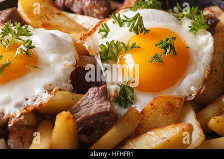 Pommes de terre sautées avec de la viande, du jambon et des œufs. macro fond horizontal Banque D'Images