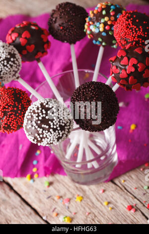 Gâteau au chocolat avec des bonbons colorés pop nutrifer close up dans un verre. vertical Banque D'Images