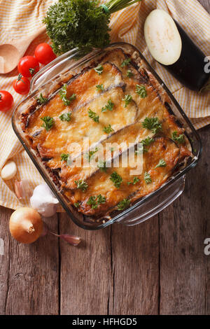 Moussaka grecque dans le plat de cuisson avec les ingrédients sur la table. vertical vue d'en haut Banque D'Images