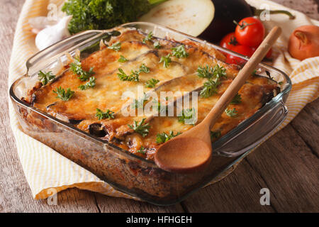 Moussaka grecque close up dans le plat de cuisson avec les ingrédients sur la table horizontale. Banque D'Images