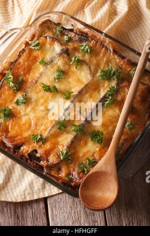 Moussaka grecque à l'aubergine close up dans le plat de cuisson sur la table verticale Vue de dessus. Banque D'Images