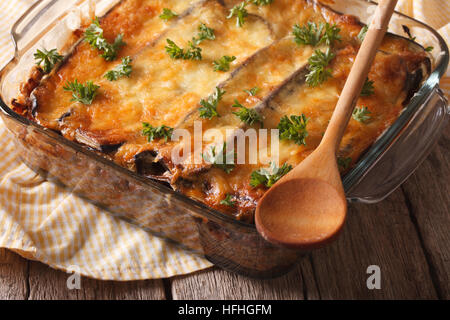 Moussaka grecque traditionnelle close up dans le plat de cuisson sur la table horizontale. Banque D'Images