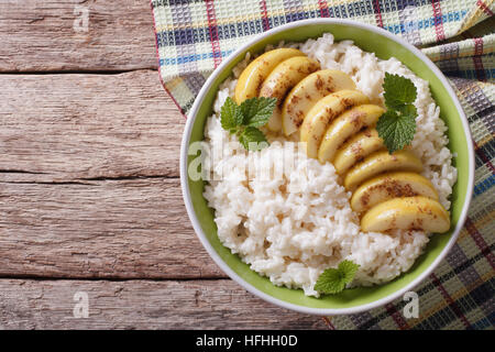 Riz aux pommes caramélisées Dans un bol sur une table horizontale Vue de dessus. Banque D'Images