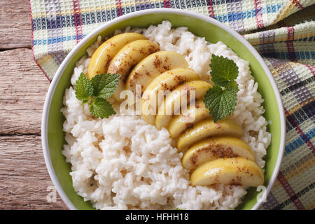 Riz aux pommes caramélisées Dans un bol sur une table close-up vue supérieure horizontale. Banque D'Images