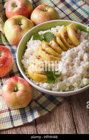 Riz aux pommes caramélisées et la menthe dans un bol de près. Rustique, vertical Banque D'Images