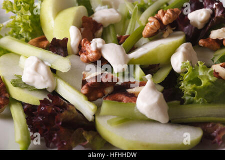 Salade Waldorf classique close-up sur une plaque de fond horizontal. Banque D'Images