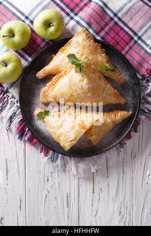 Tarte aux pommes maison délicieux sur le chiffre d'une plaque verticale Vue de dessus. Banque D'Images