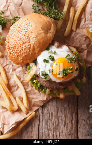 Sandwich avec de la viande grillée, un œuf frit et frites. vertical vue d'en haut Banque D'Images