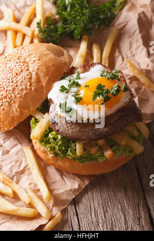 Sandwich rustique avec beefsteak, œuf frit et frites. vertical Banque D'Images