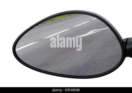 Vue arrière miroir de ce road, isolé côté gauche, latéral, tarmac gros plan macro fond d'asphalte la réflexion, des lignes blanches, marquage flèches Banque D'Images