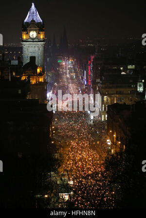 L'événement d'ouverture des célébrations de Hogmanay à Édimbourg commence par la procession annuelle de Torchlight, alors que des milliers de porteurs de flambeaux dirigés par les Vikings Up Helly AA de Shetland et les tuyaux et tambours massés défilent dans le centre-ville jusqu'à une finale spectaculaire de feux d'artifice avant les célébrations de Hogmanay pour le nouvel an. Banque D'Images