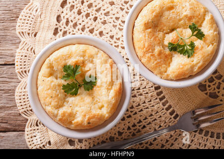 Fromage cuit deux ramekene souffle en blanc sur la table. vue horizontale d'en haut Banque D'Images