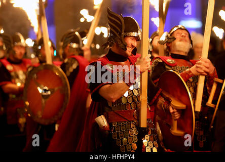 L'événement d'ouverture des célébrations de Hogmanay à Édimbourg commence par la procession annuelle de Torchlight, Alors que des milliers de porteurs de torche dirigés par les Vikings Up Helly AA de Shetland (photo) et les tuyaux et tambours massés défilent dans le centre-ville jusqu'à une finale spectaculaire de feux d'artifice avant les célébrations de Hogmanay pour le nouvel an. Banque D'Images