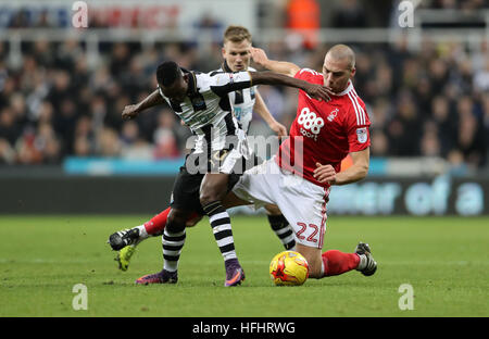 Newcastle United's Christian Atsu et Nottingham Forest, Pajtim Kasami (à droite) bataille pour la balle durant le match de championnat à Sky Bet St James' Park, Newcastle. Banque D'Images