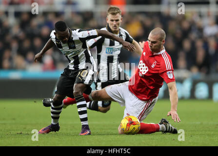 Newcastle United's Christian Atsu et Nottingham Forest, Pajtim Kasami (à droite) bataille pour la balle durant le match de championnat à Sky Bet St James' Park, Newcastle. Banque D'Images