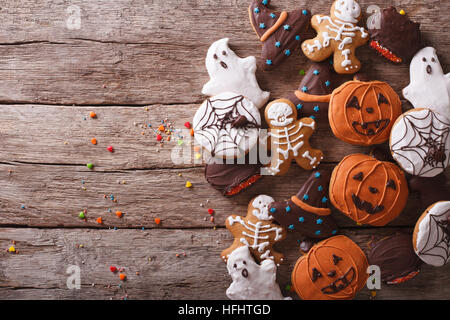 Drôle de délicieux biscuits au gingembre pour l'Halloween sur la table horizontale vue du dessus. Banque D'Images