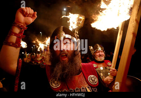 L'événement d'ouverture des célébrations de Hogmanay à Édimbourg commence par la procession annuelle de Torchlight, Alors que des milliers de porteurs de torche dirigés par les Vikings Up Helly AA de Shetland (photo) et les tuyaux et tambours massés défilent dans le centre-ville jusqu'à une finale spectaculaire de feux d'artifice avant les célébrations de Hogmanay pour le nouvel an. Banque D'Images