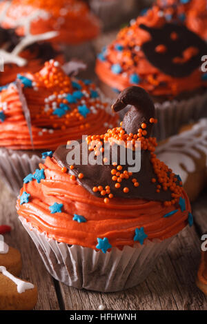 Cupcakes au chocolat de fête Halloween avec sorcières hat gros plan sur la table. La verticale Banque D'Images