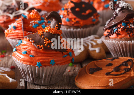 Cupcakes au chocolat de fête Halloween avec sorcières hat close-up sur la table. Banque D'Images