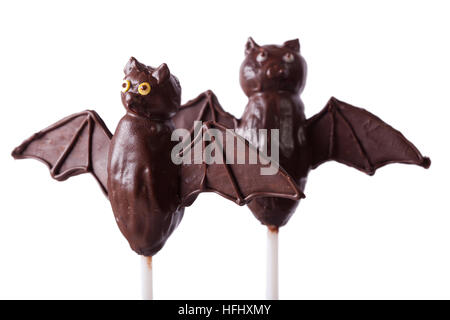 Gâteau au chocolat d'Halloween chauves-souris pop isolé sur fond blanc. Banque D'Images