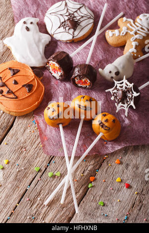 Halloween cake pop festive et close-up close-up sur la table verticale Vue de dessus. Banque D'Images