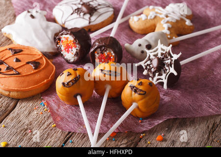 Gâteaux de fête Halloween close-up sur la table horizontale. Banque D'Images