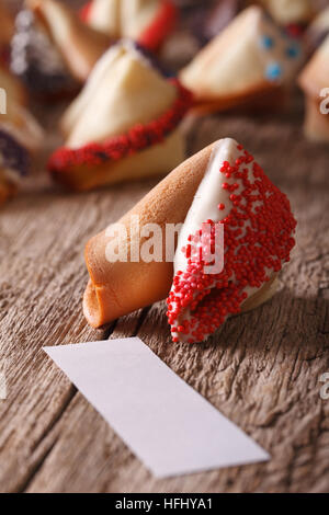 Fortune cookies décorés de paillettes à bonbons rouge sur la table verticale de macro. Banque D'Images