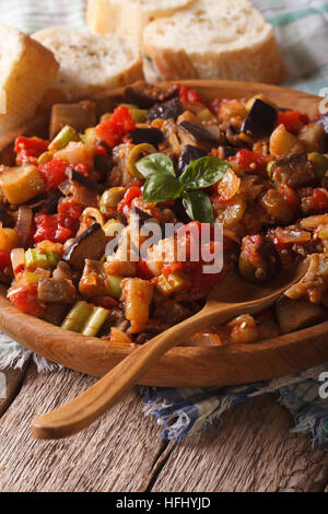 Caponata maison traditionnelle avec les aubergines sur une plaque de bois. La verticale Banque D'Images