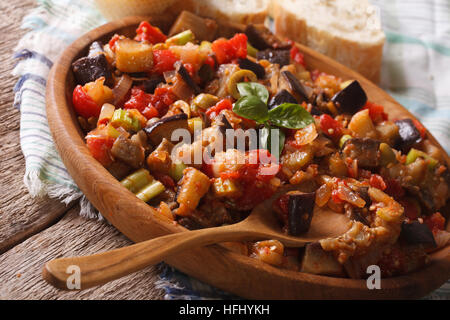 Caponata maison traditionnelle avec les aubergines sur une plaque de bois horizontal. Banque D'Images