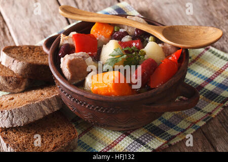 Eintopf soupe riche avec de la viande, des saucisses et des légumes sur la table horizontale. Banque D'Images