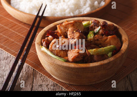 Filets de poulet Kung Pao dans un bol de riz et de près. L'horizontale Banque D'Images