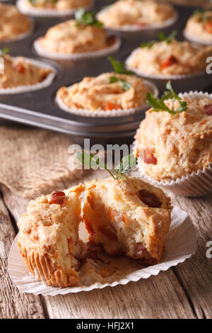 Apéritif muffins au jambon et fromage sur la table verticale. Banque D'Images