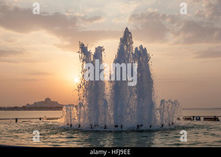 Fontaine à la corniche de la ville d'Abu Dhabi, Émirats Arabes Unis Banque D'Images