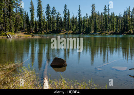 Deer Lake dans l'Oregon's Sky Lakes Wilderness Banque D'Images