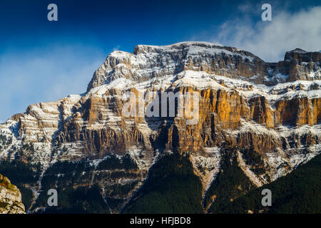 Montagnes couvertes de neige. Banque D'Images